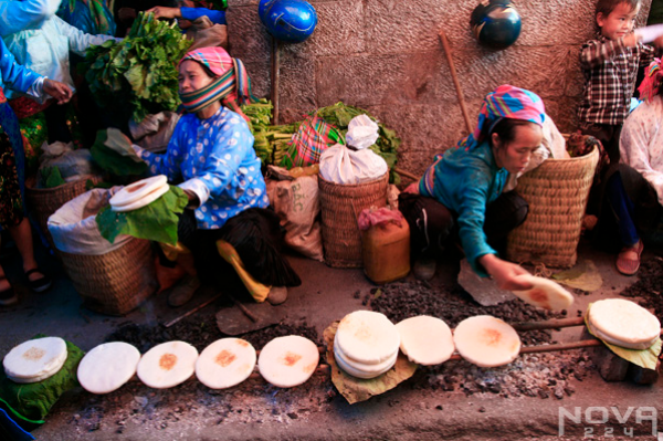 Tham gia chợ phiên tìm hiểu sắc màu văn hóa người Mông