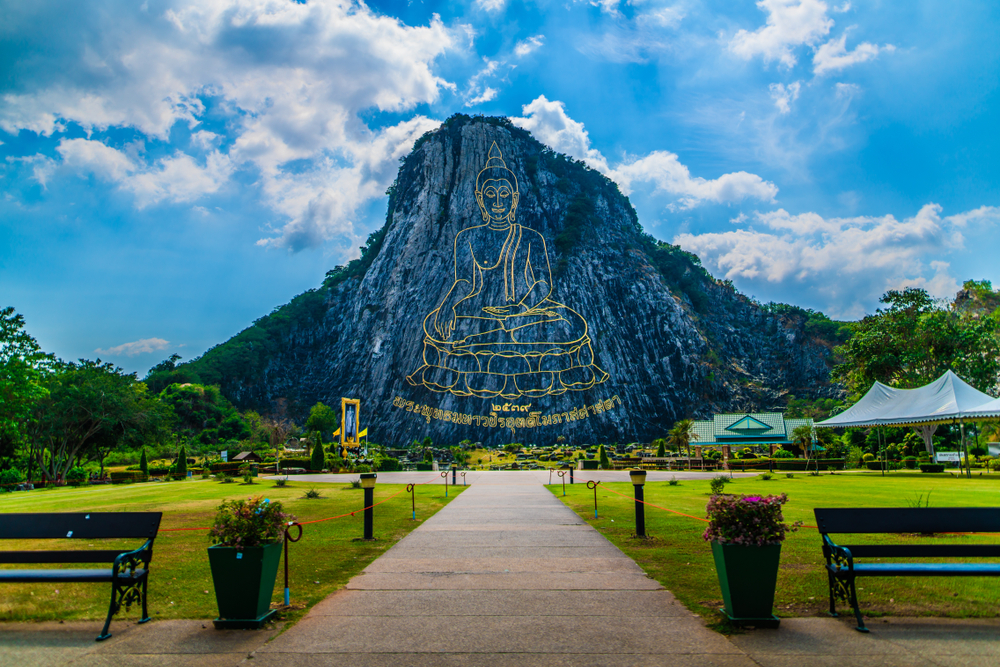 Độc đáo núi Phật Vàng Pattaya - Khau Chee Chan