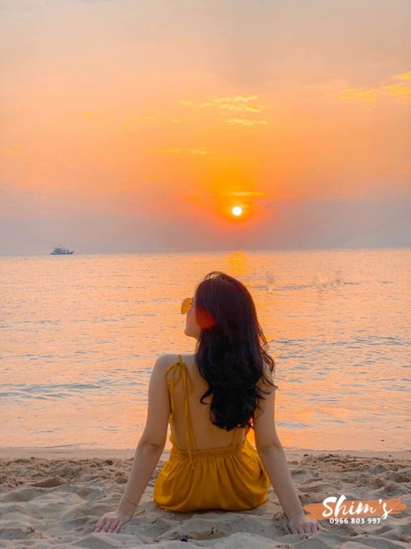 Hình ảnh hoàng hôn Phú Quốc được chỉnh sửa một cách tinh tế để tạo ra một tác phẩm nghệ thuật thật đặc sắc. Hãy đến và thưởng thức những hình ảnh đẹp nhất của Phú Quốc khi mặt trời lặn và tạo ra một màu sắc tuyệt đẹp và truyền cảm.