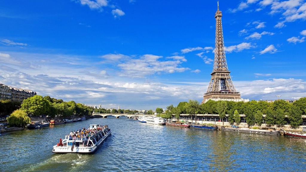 Du thuyền trên sông Seine thơ mộng.jpg