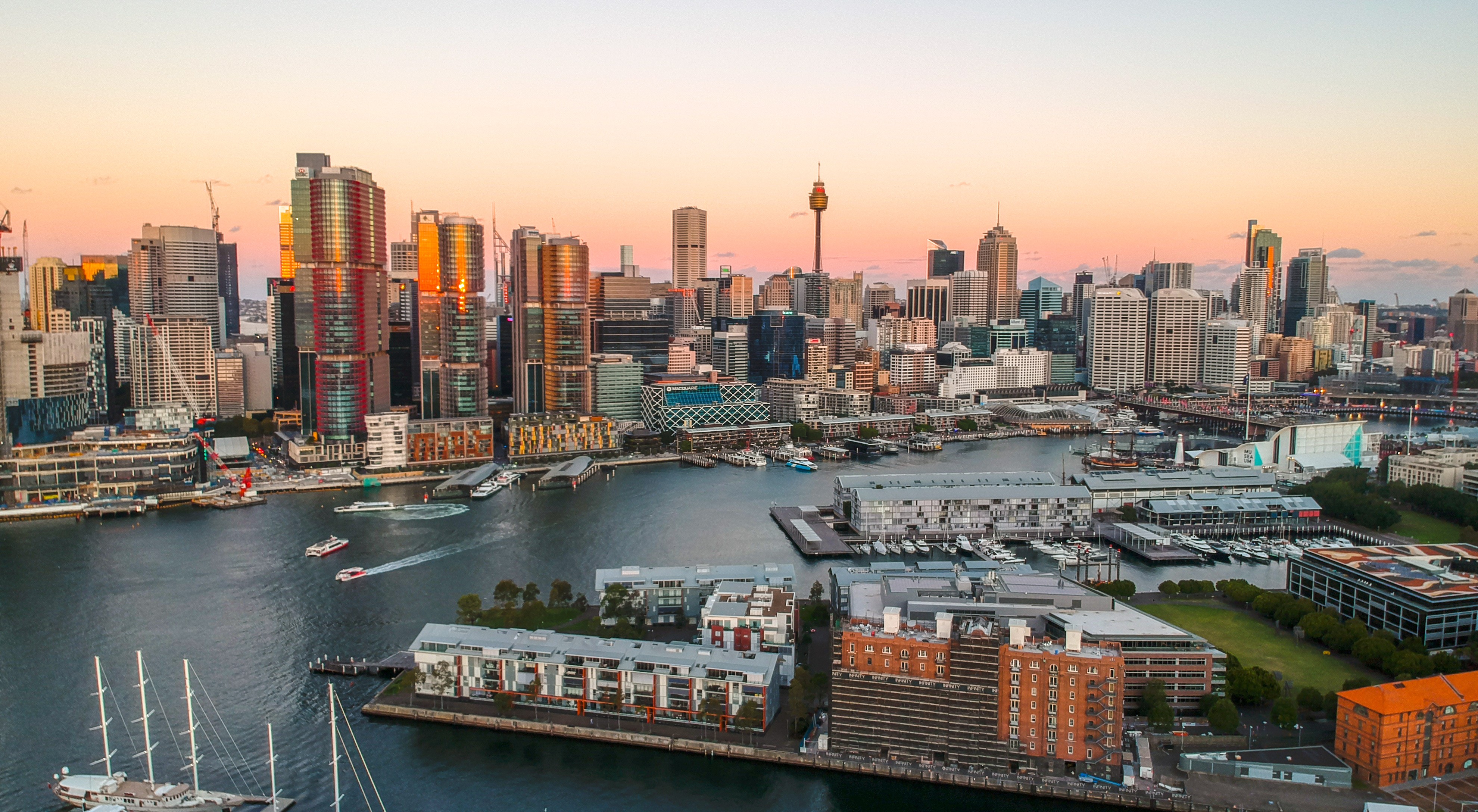 2019-04-10_Sydney_CBD_view_from_Pyrmont_at_sunset.jpg