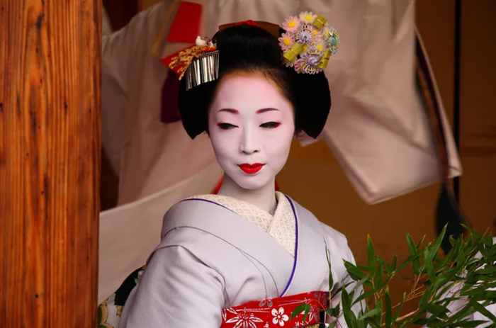 Không hiếm khi thấy các cô gái xinh đẹp với những bộ kimono nổi bật thể hiện tài ca hát, nhảy múa